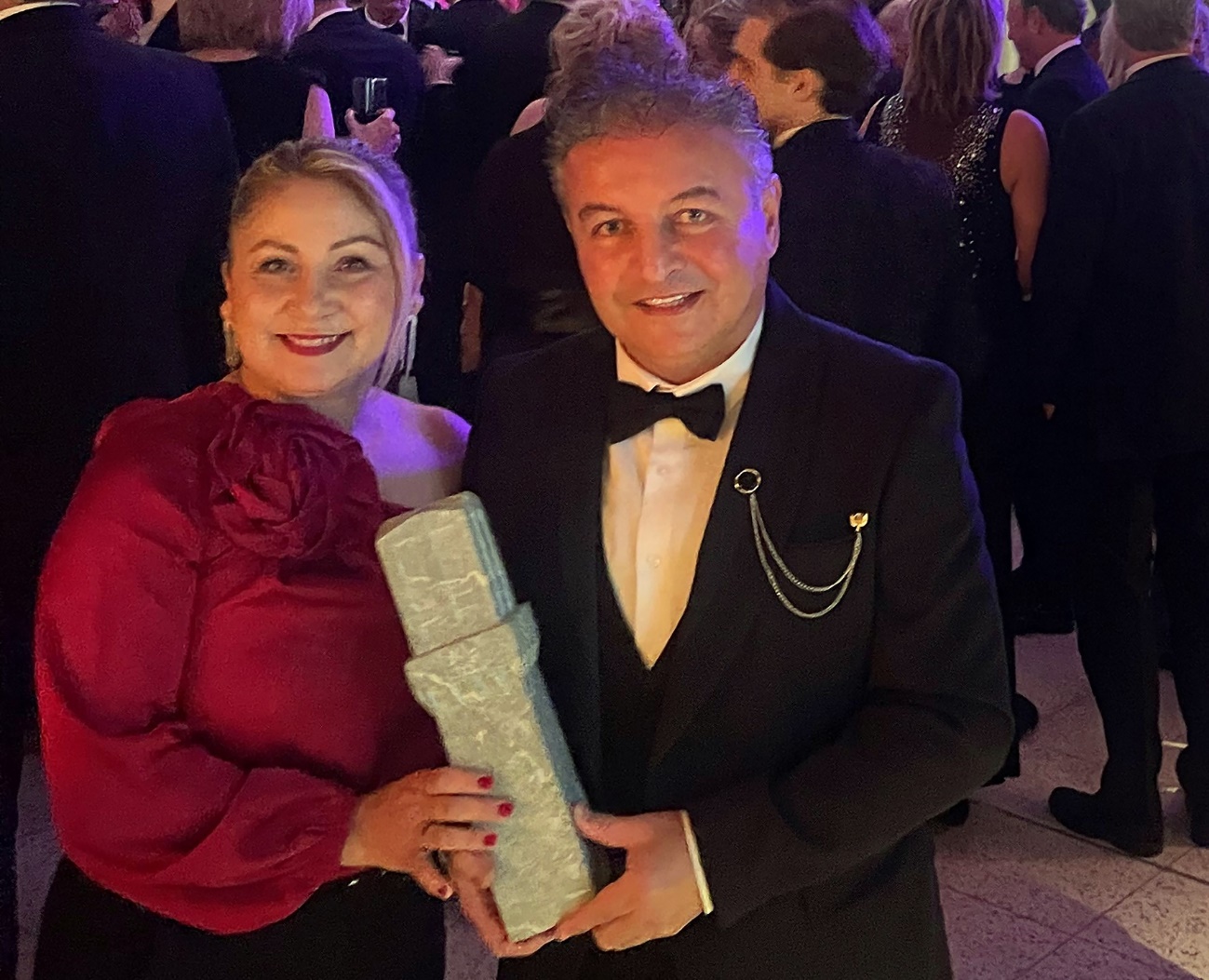 Afbeelding met kleding, persoon, Menselijk gezicht, glimlach Door AI gegenereerde inhoud is mogelijk onjuist.