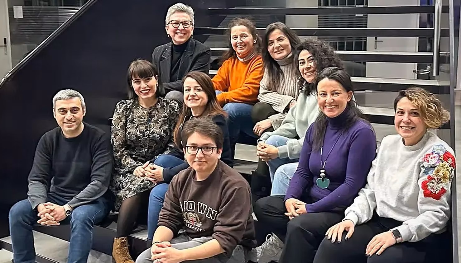 Afbeelding met kleding, persoon, Menselijk gezicht, glimlach Door AI gegenereerde inhoud is mogelijk onjuist.