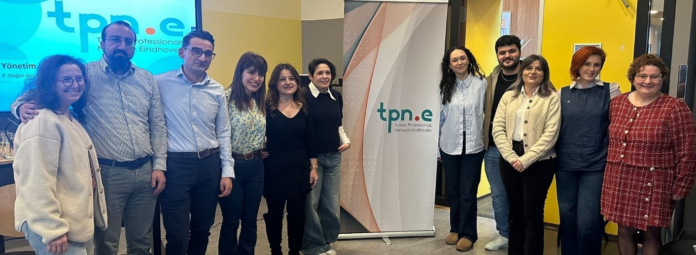 Afbeelding met kleding, persoon, Menselijk gezicht, person Door AI gegenereerde inhoud is mogelijk onjuist.