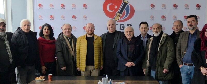 Afbeelding met kleding, persoon, muur, person Door AI gegenereerde inhoud is mogelijk onjuist.