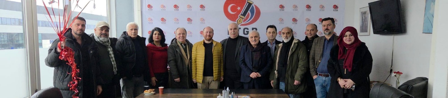 Afbeelding met kleding, persoon, muur, person Door AI gegenereerde inhoud is mogelijk onjuist.