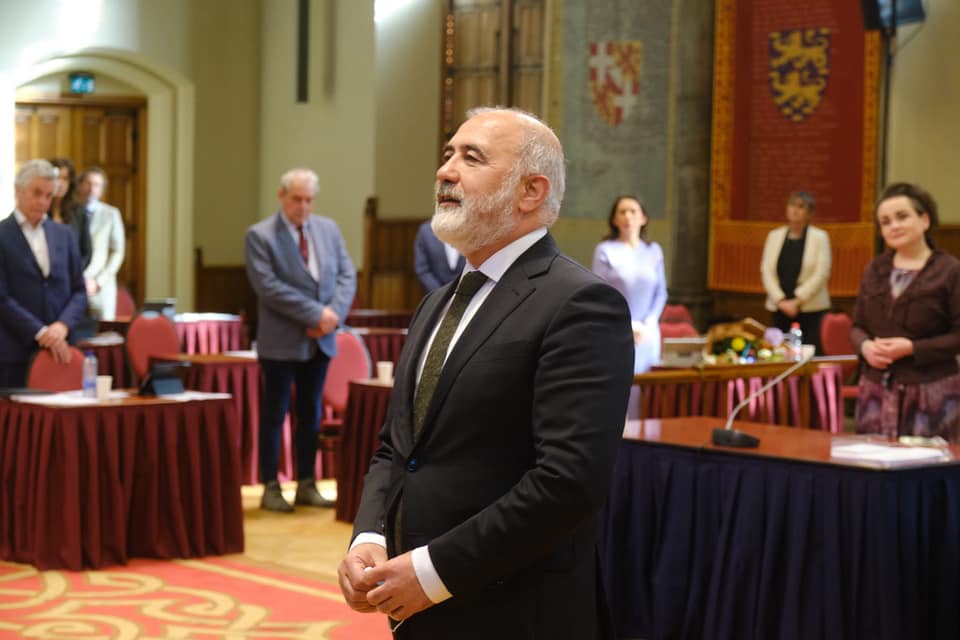 Afbeelding met kleding, persoon, overdekt, meubels Automatisch gegenereerde beschrijving