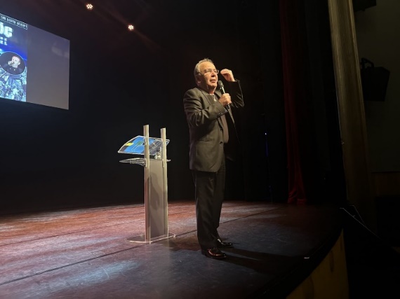 Afbeelding met kleding, persoon, overdekt, presentatie Door AI gegenereerde inhoud is mogelijk onjuist.