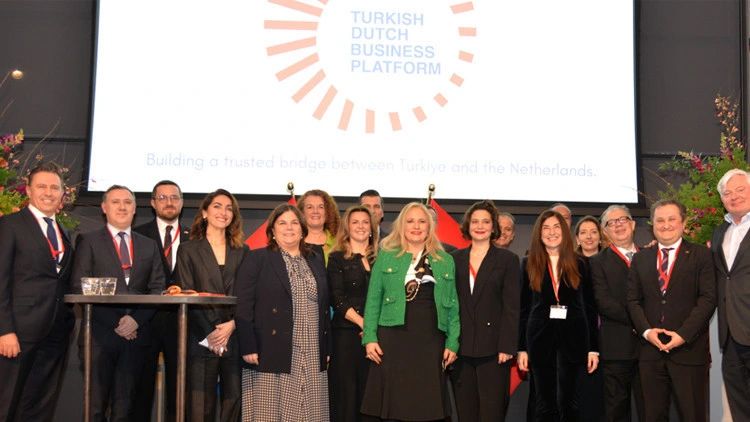 Afbeelding met kleding, persoon, pak, person Door AI gegenereerde inhoud is mogelijk onjuist.