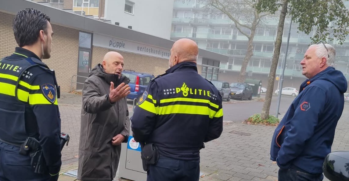 Afbeelding met kleding, persoon, person, buitenshuis Door AI gegenereerde inhoud is mogelijk onjuist.