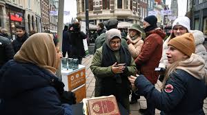 Afbeelding met kleding, persoon, person, gebouw Door AI gegenereerde inhoud is mogelijk onjuist.