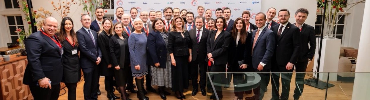 Afbeelding met kleding, persoon, person, glimlach Door AI gegenereerde inhoud is mogelijk onjuist.