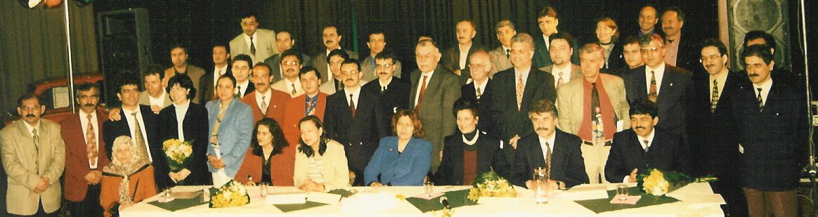 Afbeelding met kleding, persoon, person, pak Door AI gegenereerde inhoud is mogelijk onjuist.