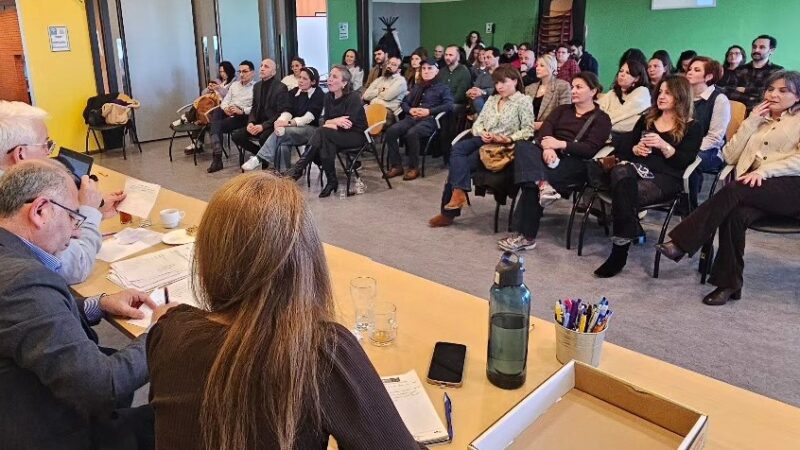 Afbeelding met kleding, persoon, person, vrouw Door AI gegenereerde inhoud is mogelijk onjuist.