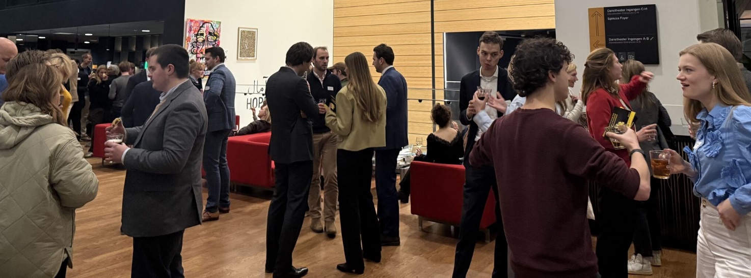 Afbeelding met kleding, persoon, person, vrouw Door AI gegenereerde inhoud is mogelijk onjuist.