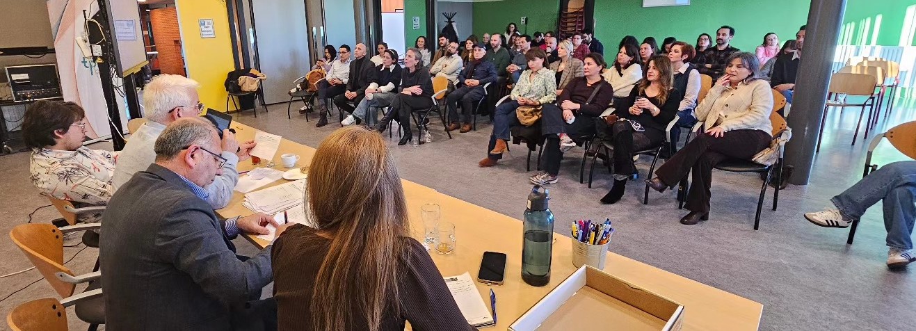 Afbeelding met kleding, persoon, person, vrouw Door AI gegenereerde inhoud is mogelijk onjuist.