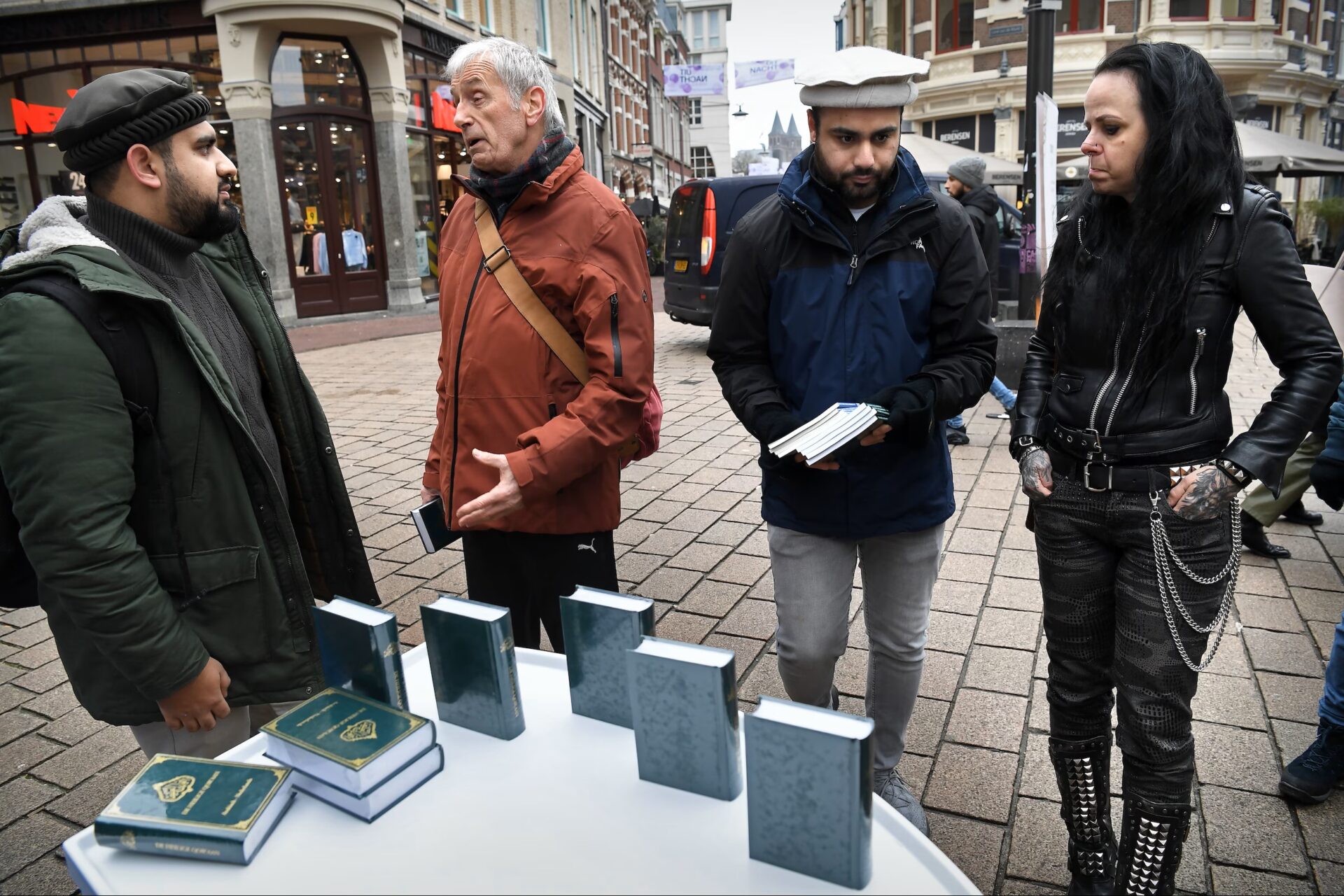 Afbeelding met kleding, persoon, schoeisel, jasje Door AI gegenereerde inhoud is mogelijk onjuist.