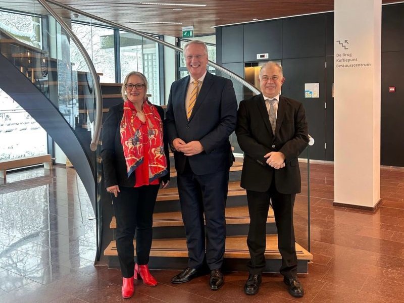 Afbeelding met kleding, persoon, schoeisel, person Door AI gegenereerde inhoud is mogelijk onjuist.