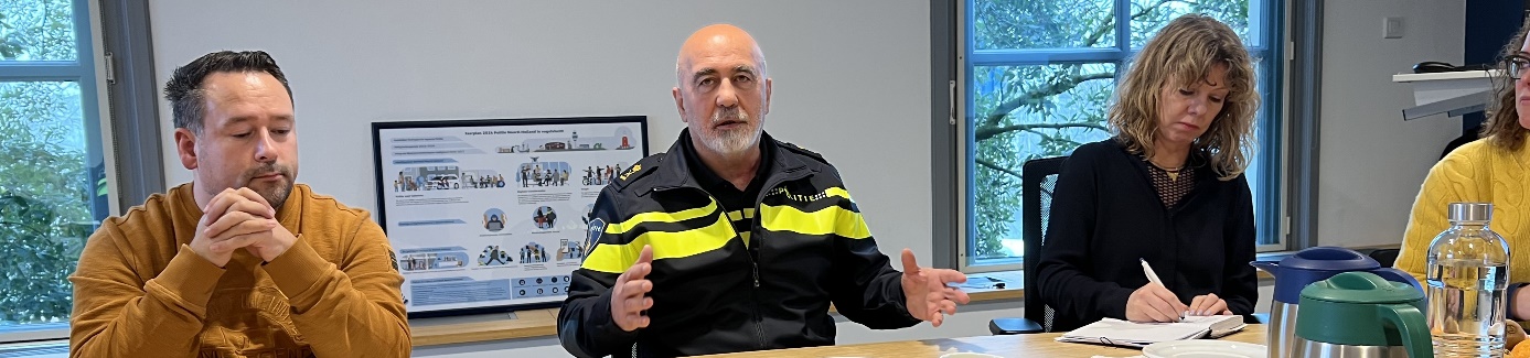 Afbeelding met kleding, persoon, tekst, person Automatisch gegenereerde beschrijving