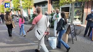 Afbeelding met kleding, schoeisel, persoon, buitenshuis Door AI gegenereerde inhoud is mogelijk onjuist.