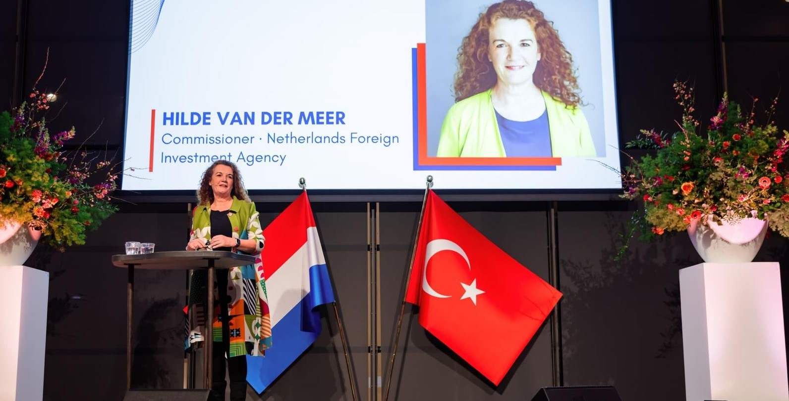 Afbeelding met kleding, vrouw, Menselijk gezicht, Spreken in het openbaar Door AI gegenereerde inhoud is mogelijk onjuist.