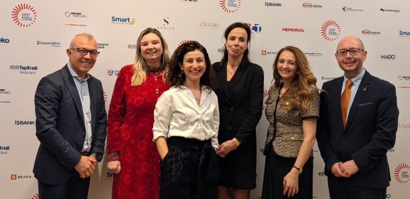 Afbeelding met Menselijk gezicht, kleding, glimlach, persoon Door AI gegenereerde inhoud is mogelijk onjuist.