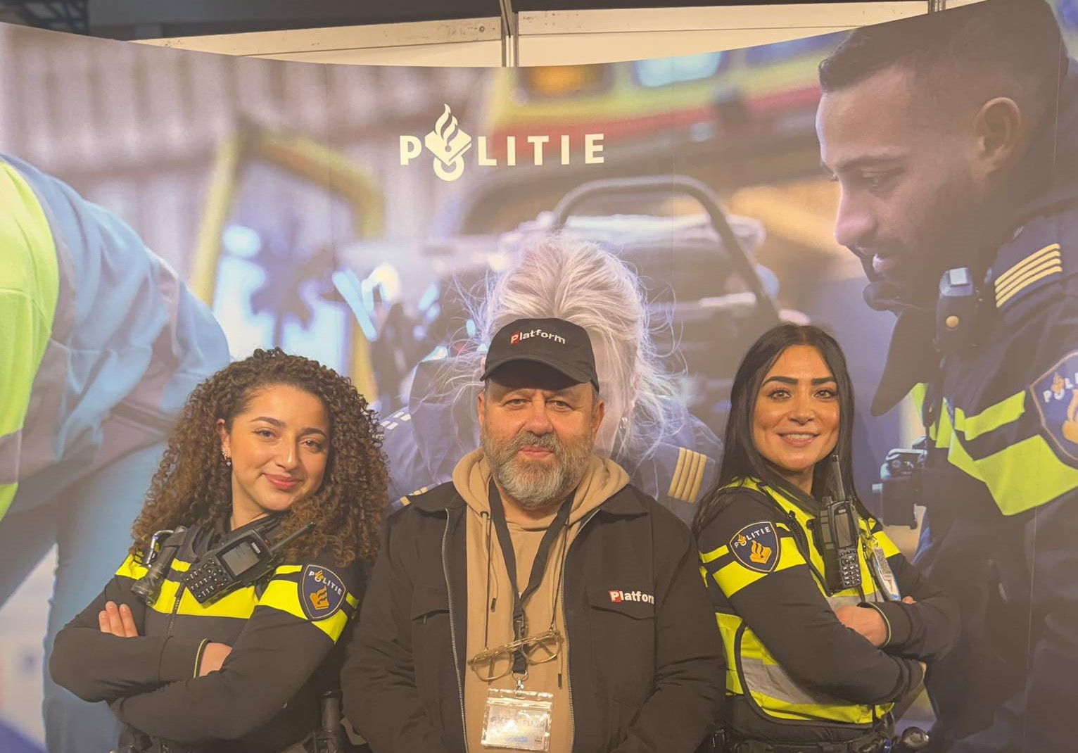 Afbeelding met Menselijk gezicht, kleding, persoon, glimlach Door AI gegenereerde inhoud is mogelijk onjuist.