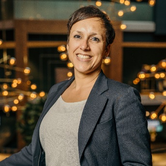 Afbeelding met Menselijk gezicht, kleding, persoon, glimlach Door AI gegenereerde inhoud is mogelijk onjuist.