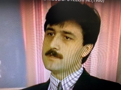 Afbeelding met Menselijk gezicht, kleding, stropdas, person Door AI gegenereerde inhoud is mogelijk onjuist.