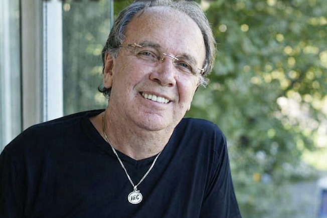 Afbeelding met Menselijk gezicht, persoon, kleding, glimlach Door AI gegenereerde inhoud is mogelijk onjuist.