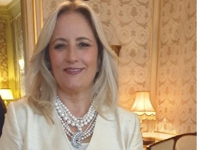 Afbeelding met Menselijk gezicht, persoon, kleding, overdekt Door AI gegenereerde inhoud is mogelijk onjuist.