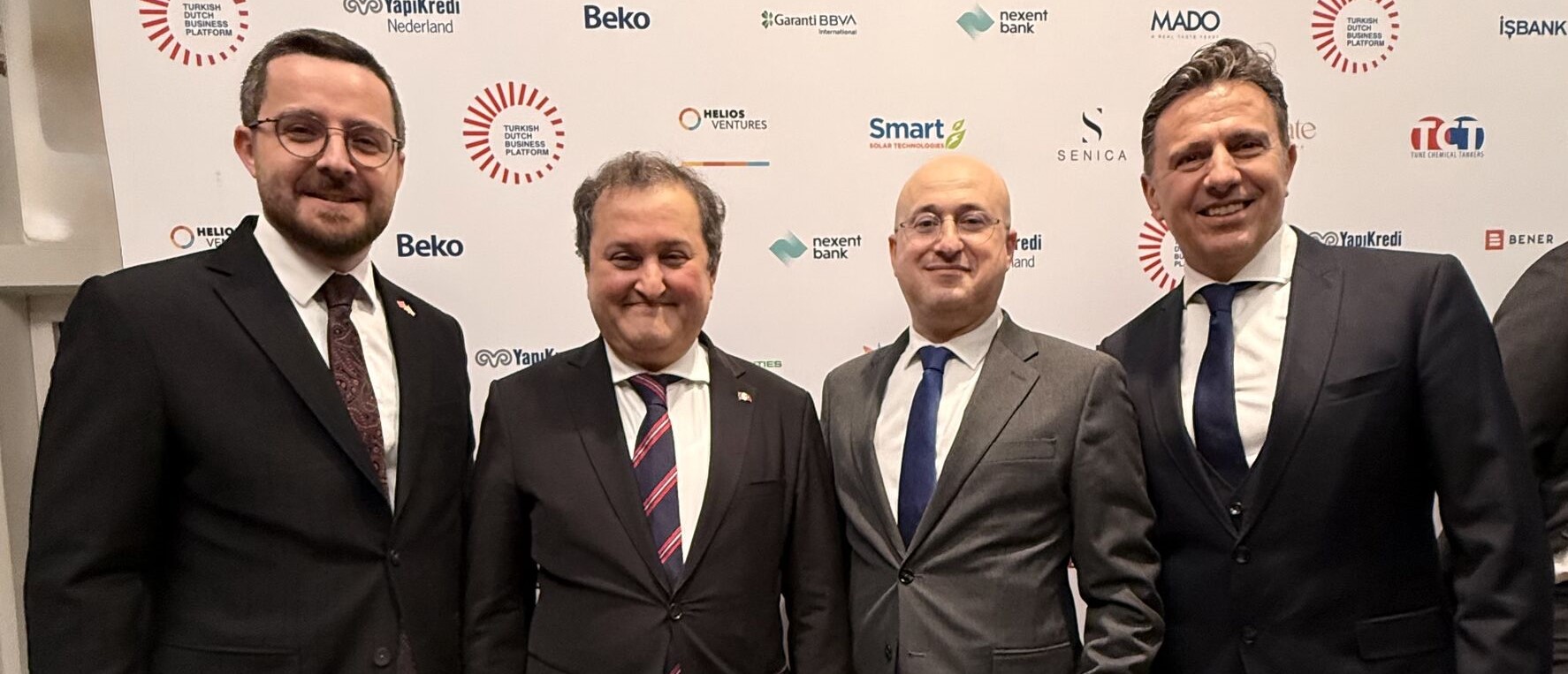 Afbeelding met Menselijk gezicht, persoon, kleding, glimlach Door AI gegenereerde inhoud is mogelijk onjuist.