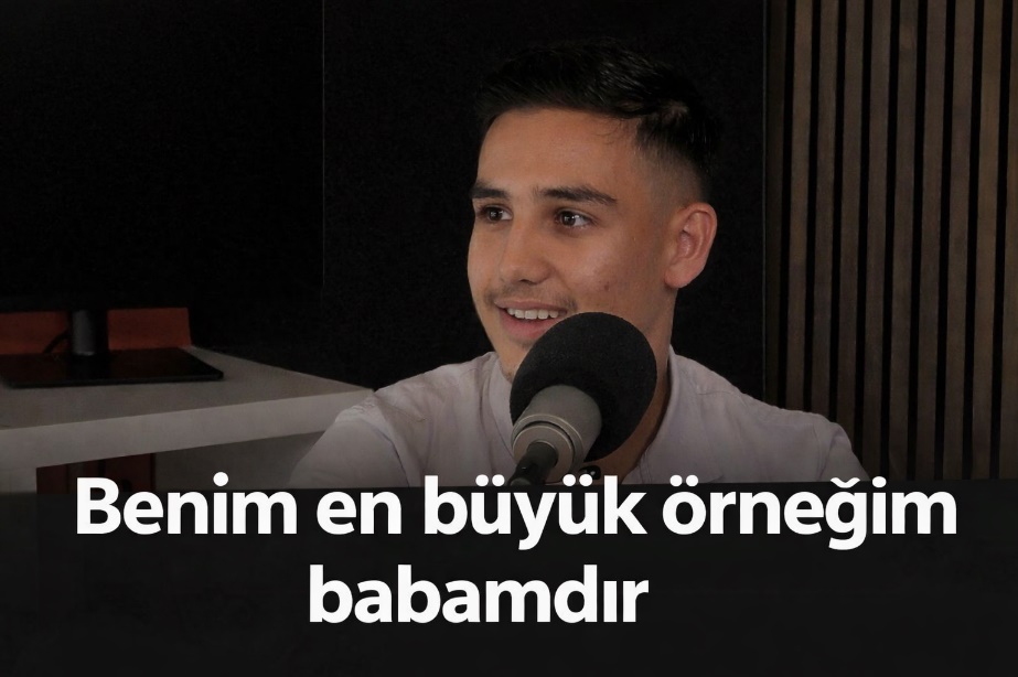 Afbeelding met Menselijk gezicht, tekst, kleding, persoon Door AI gegenereerde inhoud is mogelijk onjuist.