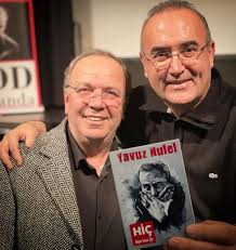 Afbeelding met Menselijk gezicht, tekst, persoon, kleding Door AI gegenereerde inhoud is mogelijk onjuist.