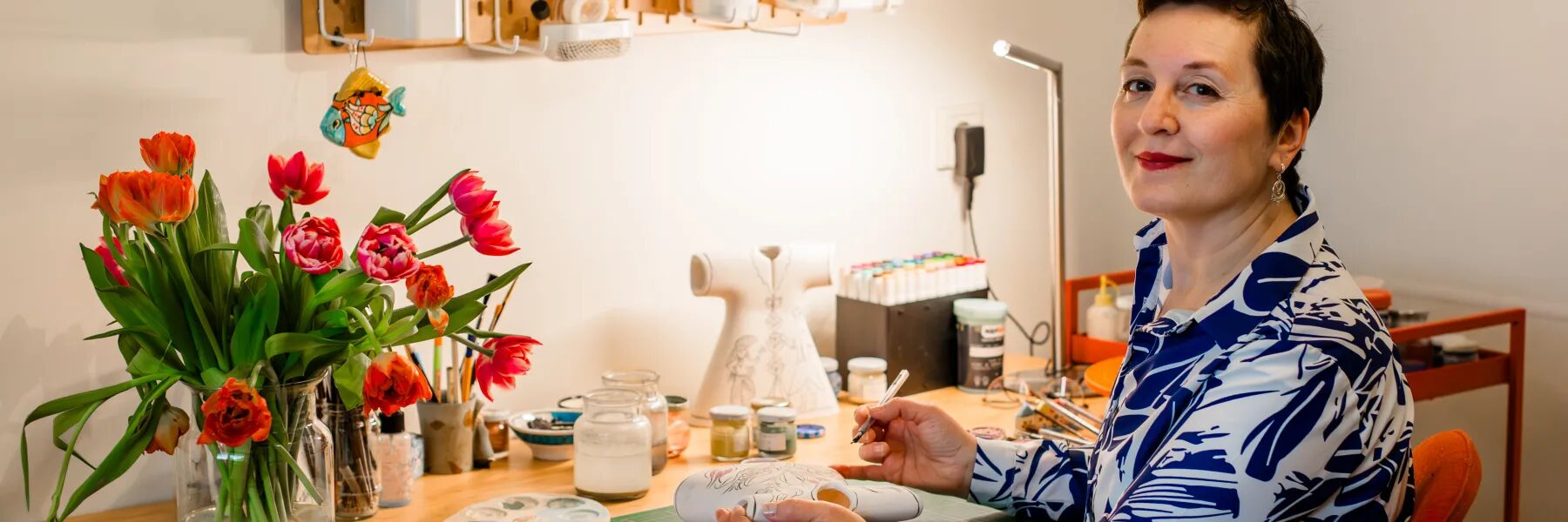 Afbeelding met muur, overdekt, persoon, vaas Door AI gegenereerde inhoud is mogelijk onjuist.