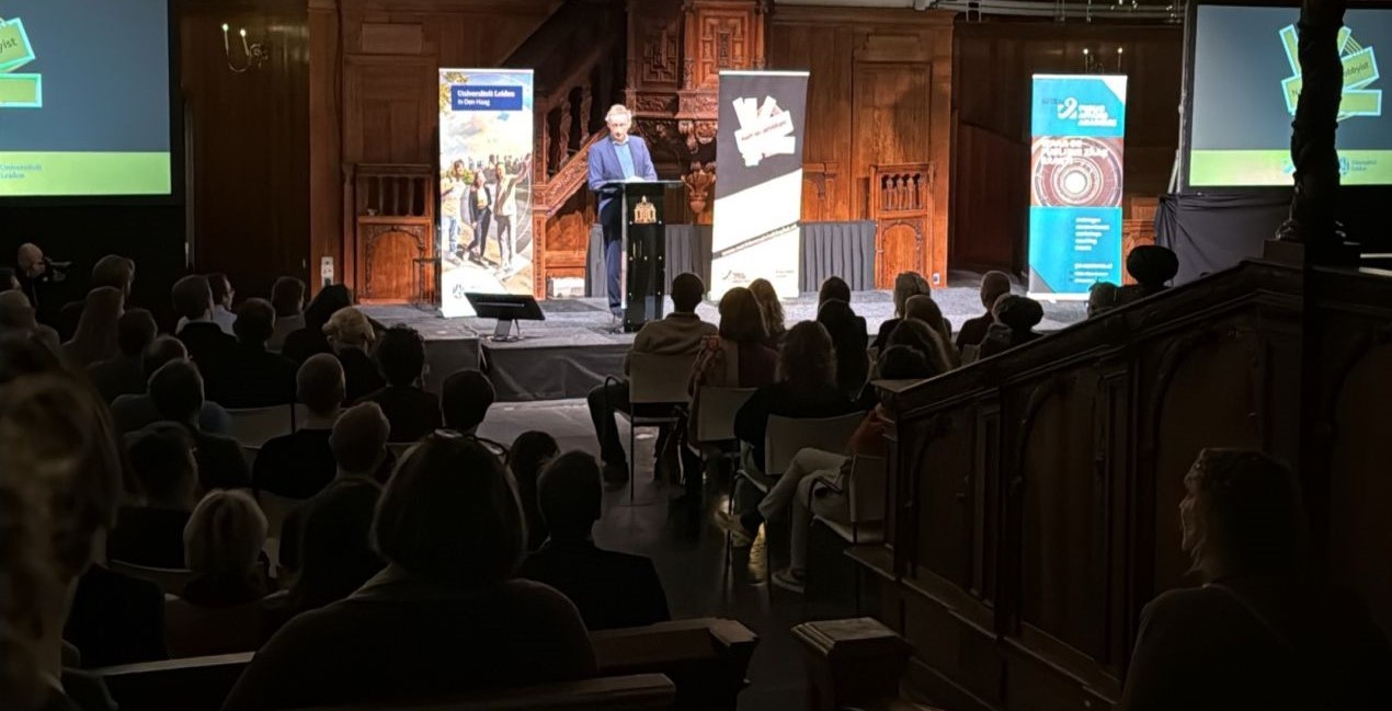 Afbeelding met overdekt, Conventie, congres, Academische conferentie Door AI gegenereerde inhoud is mogelijk onjuist.