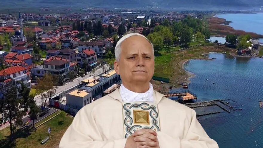 Afbeelding met persoon, kleding, buitenshuis, Menselijk gezicht Door AI gegenereerde inhoud is mogelijk onjuist.