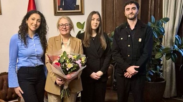 Afbeelding met persoon, kleding, glimlach, Menselijk gezicht Door AI gegenereerde inhoud is mogelijk onjuist.