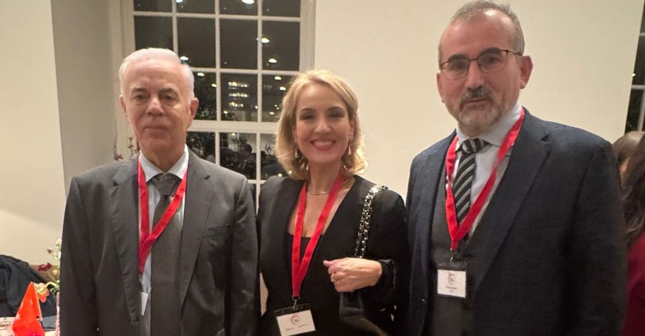 Afbeelding met persoon, kleding, Menselijk gezicht, person Door AI gegenereerde inhoud is mogelijk onjuist.