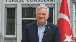 Afbeelding met persoon, kleding, Menselijk gezicht, pak Door AI gegenereerde inhoud is mogelijk onjuist.