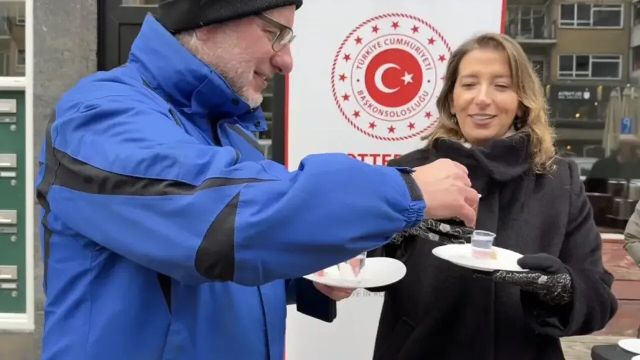 Afbeelding met persoon, kleding, Menselijk gezicht, glimlach Door AI gegenereerde inhoud is mogelijk onjuist.