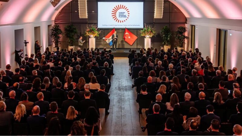 Afbeelding met persoon, kleding, overdekt, evenement Door AI gegenereerde inhoud is mogelijk onjuist.