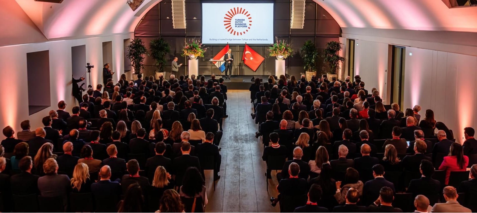 Afbeelding met persoon, kleding, overdekt, evenement Door AI gegenereerde inhoud is mogelijk onjuist.