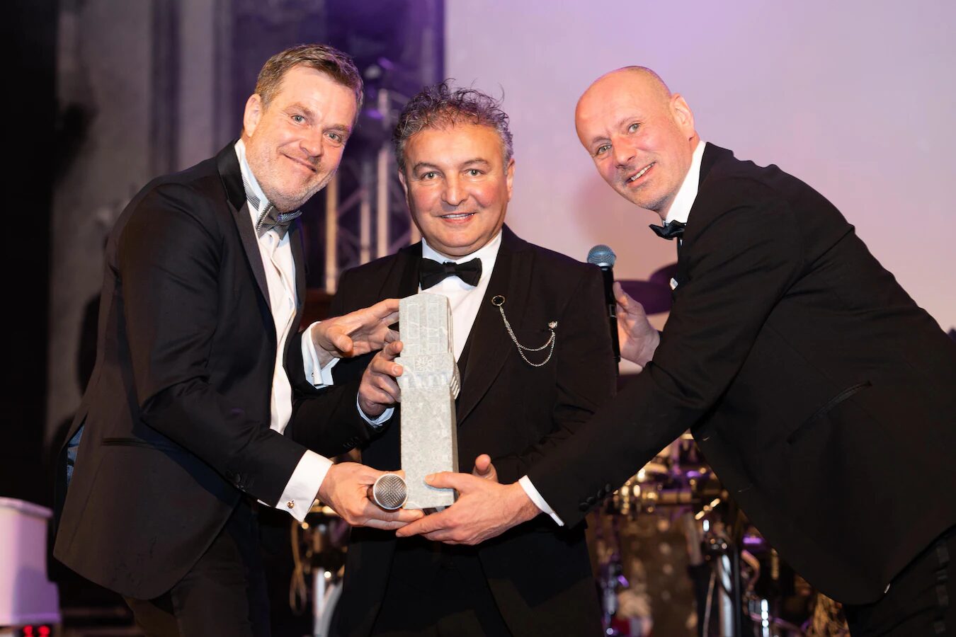 Afbeelding met persoon, kleding, pak, glimlach Door AI gegenereerde inhoud is mogelijk onjuist.