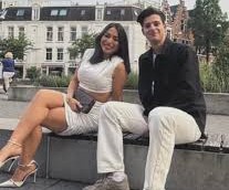 Afbeelding met persoon, kleding, schoeisel, buitenshuis Door AI gegenereerde inhoud is mogelijk onjuist.