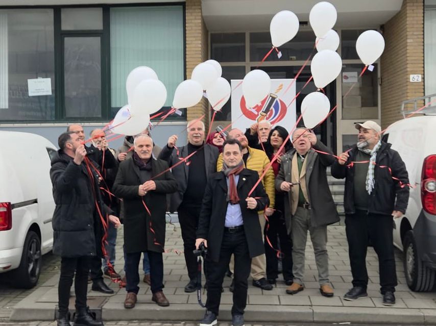 Afbeelding met persoon, Landvoertuig, kleding, voertuig Door AI gegenereerde inhoud is mogelijk onjuist.