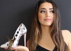 Afbeelding met persoon, meisje, Menselijk gezicht, Lang haar Door AI gegenereerde inhoud is mogelijk onjuist.