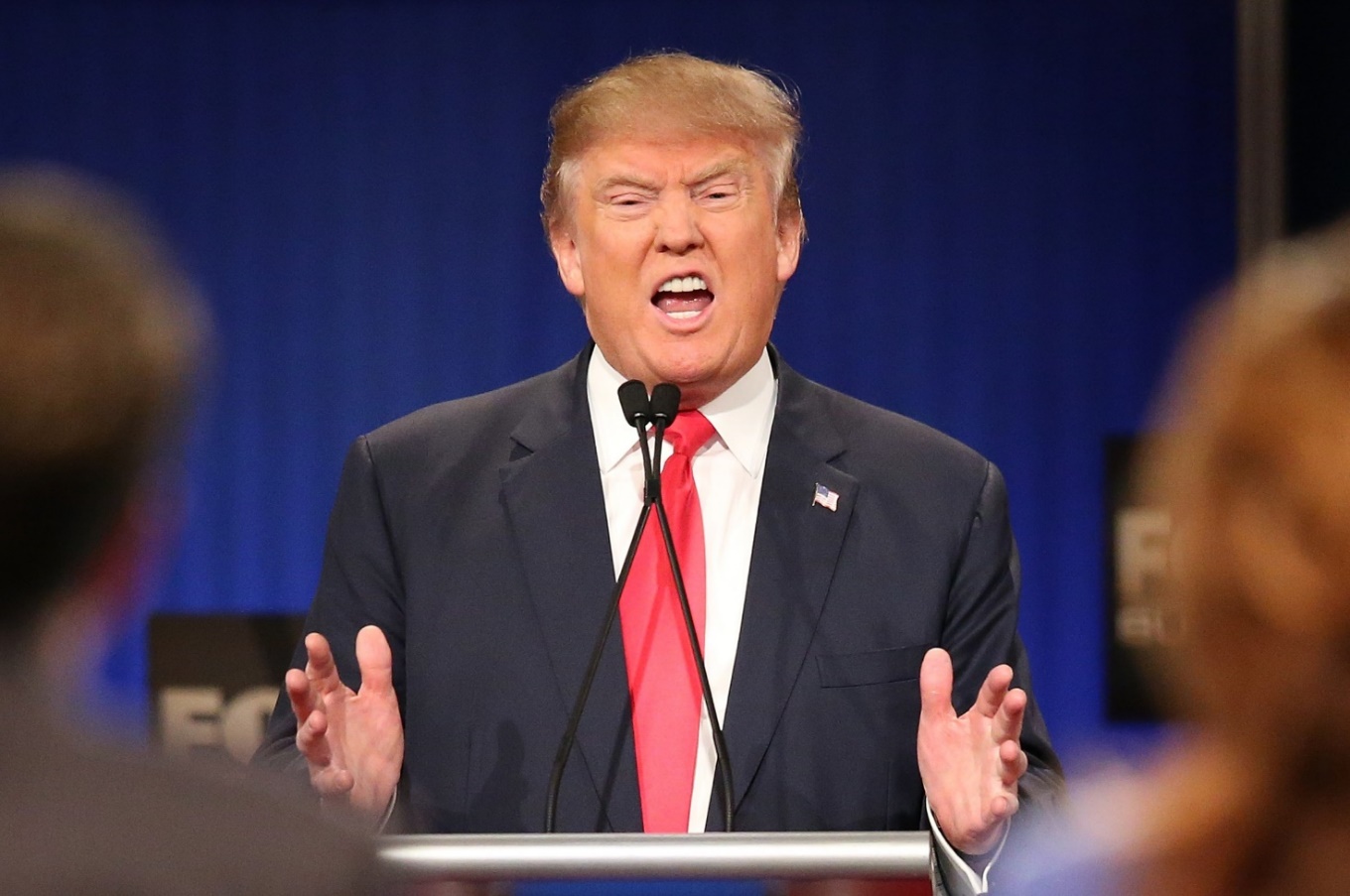 Afbeelding met persoon, Menselijk gezicht, kleding, pak Door AI gegenereerde inhoud is mogelijk onjuist.