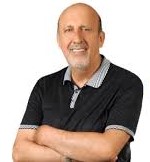 Afbeelding met persoon, Menselijk gezicht, kleding, person Door AI gegenereerde inhoud is mogelijk onjuist.