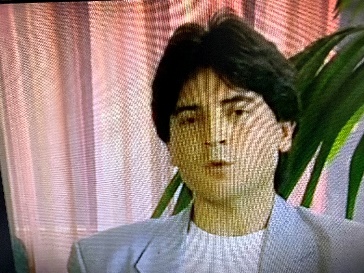 Afbeelding met persoon, Menselijk gezicht, overdekt, Voorhoofd Door AI gegenereerde inhoud is mogelijk onjuist.