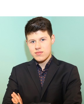 Afbeelding met persoon, Menselijk gezicht, pak, kleding Door AI gegenereerde inhoud is mogelijk onjuist.