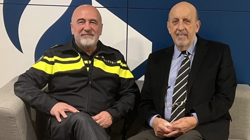 Afbeelding met persoon, Menselijk gezicht, person, kleding Door AI gegenereerde inhoud is mogelijk onjuist.