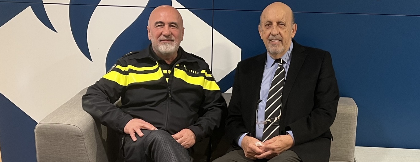 Afbeelding met persoon, Menselijk gezicht, person, kleding Door AI gegenereerde inhoud is mogelijk onjuist.