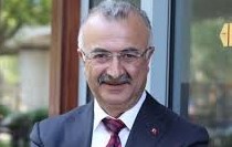 Afbeelding met persoon, Menselijk gezicht, stropdas, kleding Door AI gegenereerde inhoud is mogelijk onjuist.