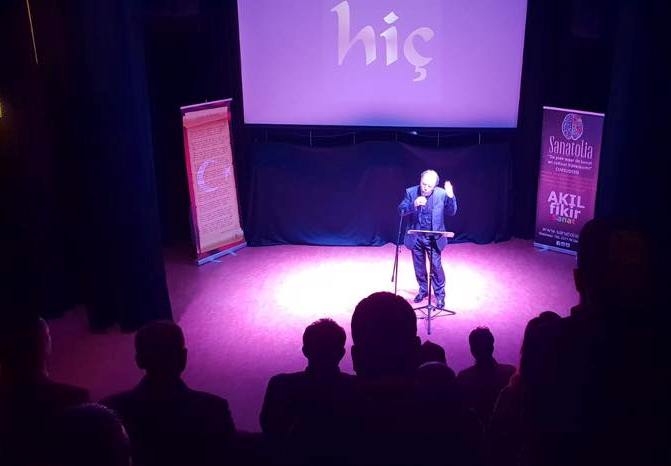 Afbeelding met podium, Theater, persoon, kleding Door AI gegenereerde inhoud is mogelijk onjuist.